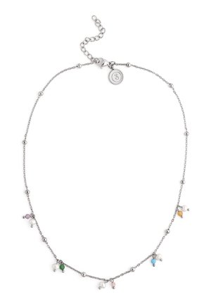Collar de cadena de plata con pequeñas cuentas redondas, cierre ajustable y colgantes de piedras preciosas multicolores y perlas distribuidos a lo largo de la cadena.