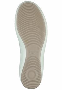 Semelle de chaussure avec motif texturé ; caoutchouc blanc avec rainures beiges ; bords arrondis ; détail du logo circulaire subtil au centre.