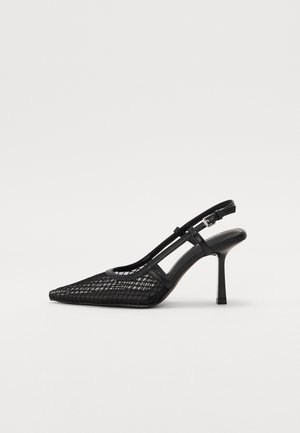 Czarne buty na obcasie typu slingback z wąskim noskiem, z siateczkowym wzorem i regulowanym paskiem, które zapewniają smukłą sylwetkę.