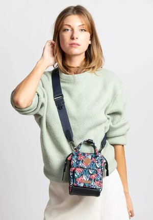 Umhängetasche mit floralem Muster auf marineblauem Untergrund, ausgestattet mit einem oberen Griff, verstellbarem Riemen und Reißverschlussfächern. Weiche Textur.