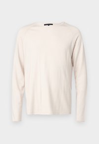 Langärmliger Pullover aus hellem beigen Strickstoff, mit einem runden Ausschnitt und einer lässigen Passform, die sichtbare Nahtdetails aufweist.