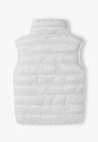 Vit pufferväst med hög krage, med horisontella quiltade sektioner. Materialet är slätt och lätt reflekterande, utan synlig hårdvara.