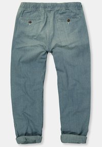 Pantalones de mezclilla azul con una cinturilla elástica, dos bolsillos traseros con botones marrones y dobladillos enrollados para un ajuste casual.