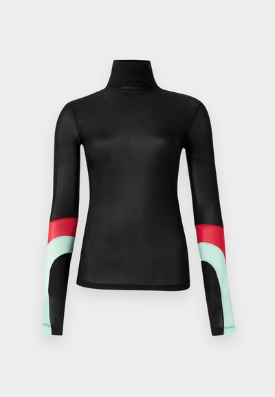 Μαύρο μακρυμάνικο τοπ με ζιβάγκο, με κόκκινες, ανοιχτογαλανές και μαύρες καμπυλωτές λεπτομέρειες χρωματικού αποκλεισμού στα κάτω μανίκια.