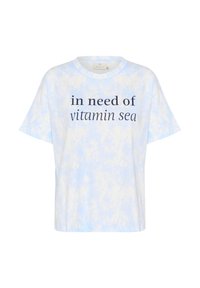 T-shirt bleu clair tie-dye à manches courtes et col rond. Présente le texte "besoin de vitamine mer" en bleu foncé. Tissu doux.