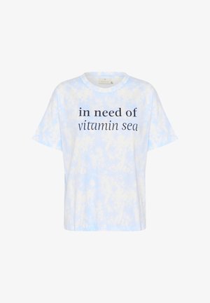 Šviesiai mėlynos spalvos tamsiai raštuota marškinė su trumpomis rankovėmis ir apvalia iškirpte. Ant jų yra tekstas "reikia jūros vitamino" tamsiai mėlynos spalvos. Minkšta medžiaga.