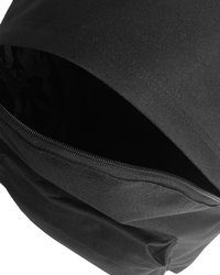 Artimos planas iš dalies atidarytos juodos audinio kuprinės kišenės su matomu užtrauktuku ir reljefiniu paviršiumi.