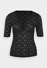 Svart spetsblus med V-ringning, korta ärmar, texturerat blommönster och sammandragen detalj vid bysten, designad för en figurnära siluett.