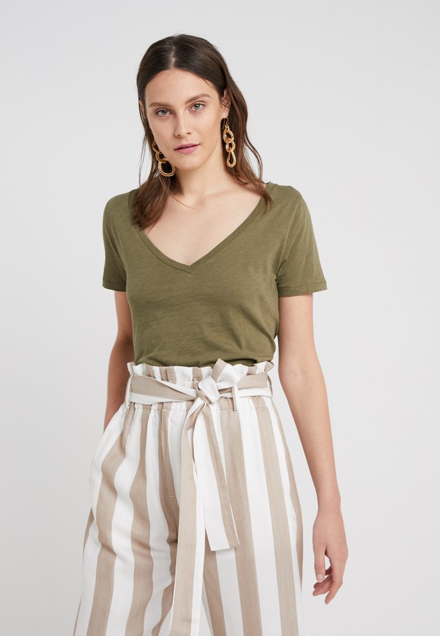 VINTAGE V NECK TEE - Basic T-shirt - frosty olive