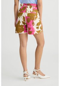 Shorts floreali con base bianca, caratterizzati da grandi motivi rosa e verde oliva. Vestibilità su misura e due tasche posteriori con passanti per cintura.