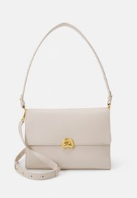 Vaaleanbeige nahkainen käsilaukku, jossa on jäsennelty suorakulmainen muoto, kultaiset metalliosat, läpimitallinen kansiläppä ja säädettävä olkahihna.
