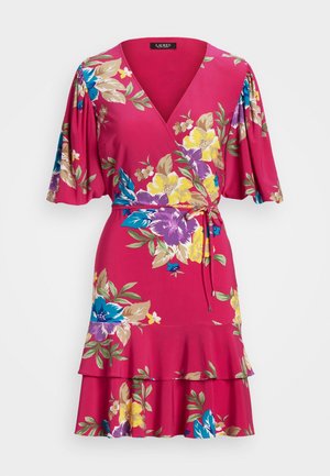 Fuksjowa sukienka kopertowa z żółtym, fioletowym i niebieskim kwiatowym nadrukiem, bufkami na rękawach, wiązaniem w talii i podwójną falbaną na dole.