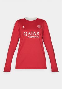 Röd långärmad tröja i syntetmaterial, med vit krage och sidostripes, samt tryckta logotyper för Qatar Airways och Paris.