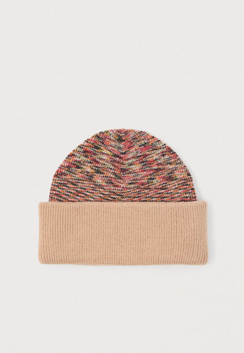 Gehaakte beanie met een meerkleurige, gestructureerde bovenkant en een opgerolde, effen beige manchette. Gemaakt van flexibel materiaal voor warmte en comfort.