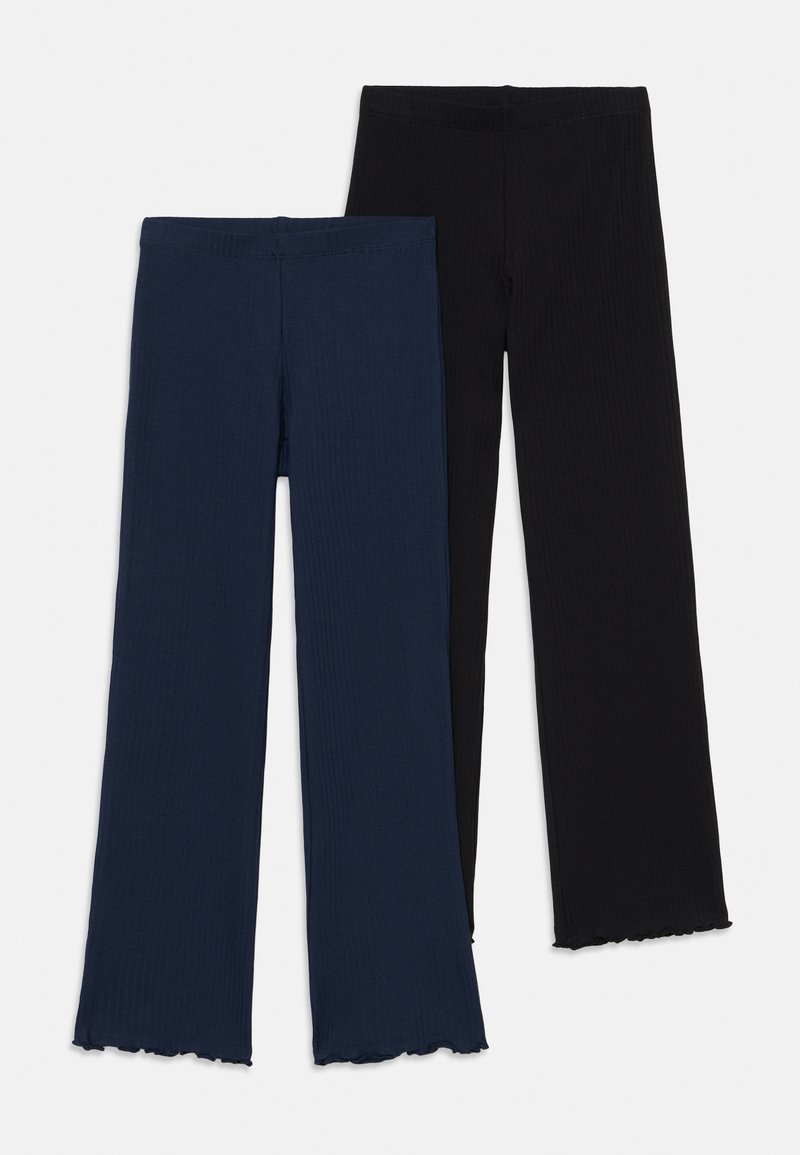 Két pár bordázott leggings, egy sötétkék és egy fekete, amelyek flare fazonnal és fodros szegéllyel rendelkeznek az alján.