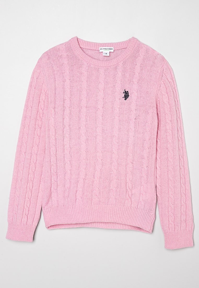 Różowy sweter robiony na drutach z wzorem w warkocz, okrągłym dekoltem, ściągaczami przy mankietach i hemie oraz małym czarnym logo na lewej piersi.