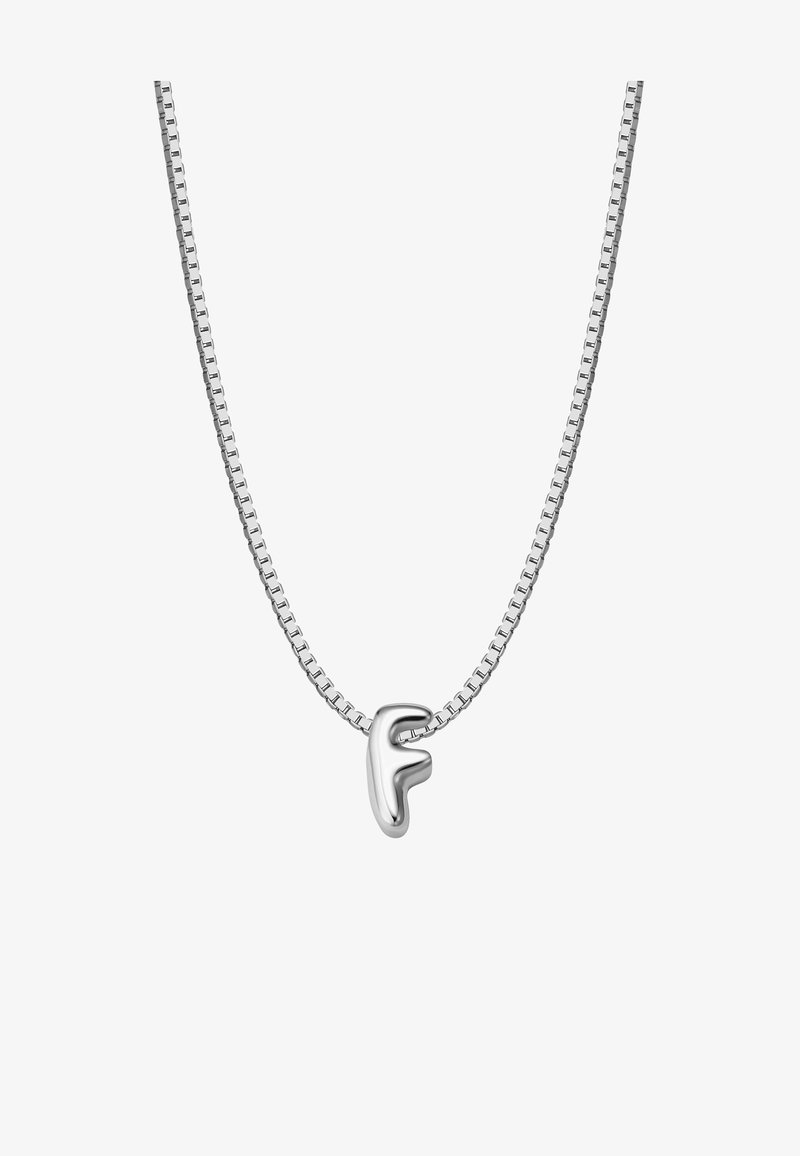Sudraba ķēdes kaklarota ar veidotu burtu "F" piekariņu, gludu tekstūru un modernu dizainu ar pulētu apdari.