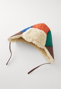 Chapeau multicolore avec une doublure en polaire beige, des panneaux marron, vert, bleu et orange, avec des liens pour un ajustement sécurisé et une forme triangulaire.