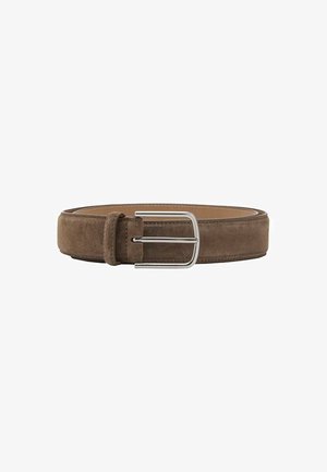 Cintura in suede marrone con fibbia rettangolare in argento, caratterizzata da una superficie liscia e un design pulito, adatta per abbigliamento casual o formale.