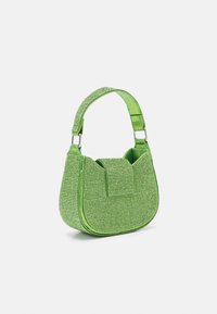 Borsa verde realizzata in un materiale texturizzato e scintillante. Presenta una forma arrotondata, una tracolla regolabile e una chiusura a pattina.