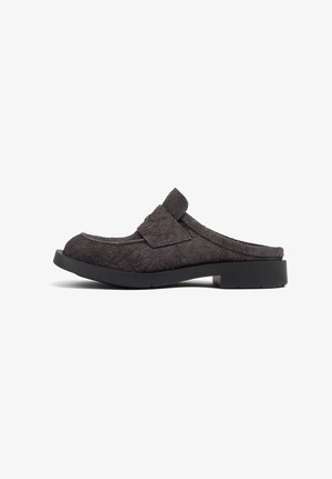 Scarpa slip-on in pelliccia grigia con punta rotonda e suola nera piatta. Presenta una fascia larga sulla parte superiore per una vestibilità sicura. Texture morbida.