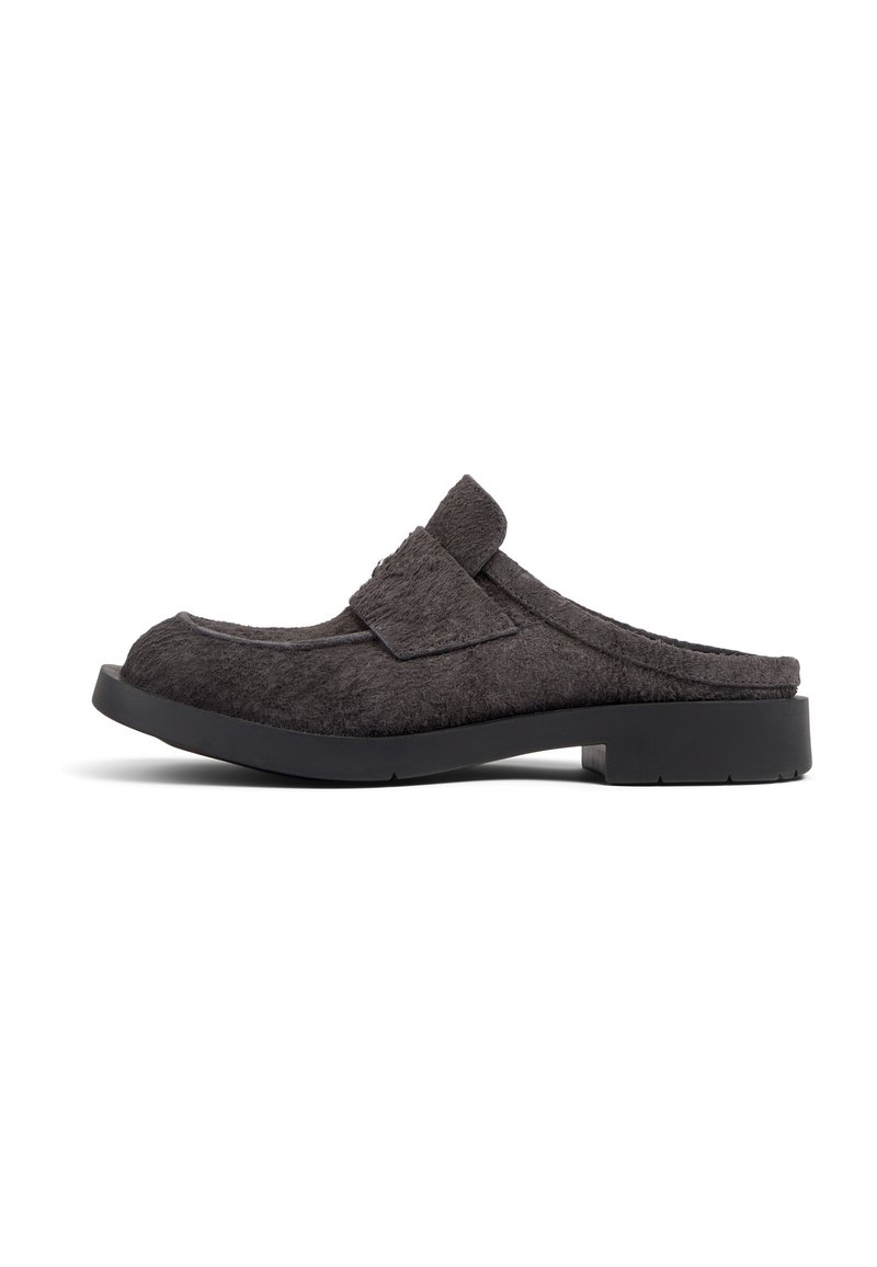 Grå pels slip-on sko med rund tå og flad sort sål. Har en bred rem over toppen for en sikker pasform. Blød tekstur.
