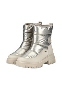 Silberne, plüschige Winterstiefel mit einer strukturierten Oberfläche, flacher weißer Sohle und Logodetail an der Seite. Sie verfügen über ein gestepptes Design und ein bequemes Innenfutter.