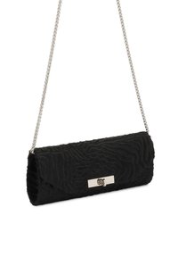 Borsa a tracolla nera texturizzata con motivo a onde, tracolla in catena argento e un accento metallico sulla parte anteriore.
