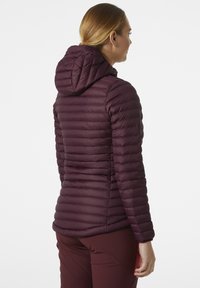Kapsáčová, péřová bunda v tmavě fialové barvě, s vertikálním prošíváním, štíhlým střihem, lehkým materiálem a dlouhými rukávy.