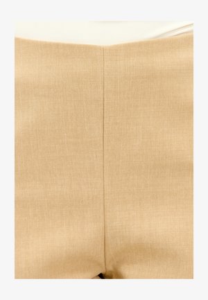 Pantalones beige con una tela texturizada y tejida. Presentan una cinturilla suave y una costura vertical cosida en el centro de la parte trasera.
