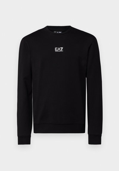 Sweatshirt noir en tissu doux, avec un col rond, des manches longues et un petit logo EA7 blanc sur la poitrine. Coupe classique.