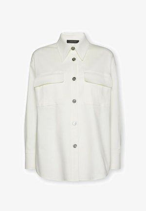 Biała koszula z długim rękawem, ostrokątnym kołnierzykiem, sześcioma guzikami z przodu i dwoma kieszeniami na piersi z patką.