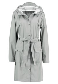 Jasnoszara płaszcz przeciwdeszczowy z kapturem, zapięciem na guziki, regulowanymi ściągaczami, paskiem w talii i dwoma przednimi kieszeniami. Gładka tekstura i nowoczesny design.