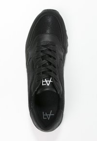 Černá atletická bota s vrchním dílem z texturované kůže, síťovinovými detaily, plochými tkaničkami a logem na jazyku, která má polstrovanou stélku.