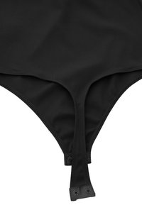 Zwarte zwemkledingsbroek gemaakt van gladde, rekbare stof. Heeft een v-vormige uitsnijding en verstelbare zijkanten met drukknopen.