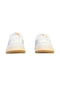 Sneaker bianche con dettagli in azzurro chiaro e grigio, materiali in suede e pelle, punta arrotondata, dettagli perforati e suola in gomma.