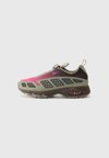 W NIKE AIR MAX SNDR 1 - Sneakers basse - army/pinksicle/baroque brown