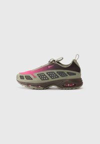 W NIKE AIR MAX SNDR 1 - Sportcipő - army/pinksicle/baroque brown