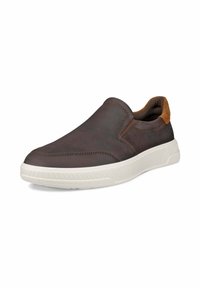 Chaussures en cuir marron à enfiler avec une surface lisse, des accents beige clair et une semelle en caoutchouc texturé blanc. Design profil bas avec un minimum de coutures.