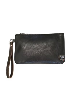 Clutch da polso in pelle nera con chiusura a cerniera e tracolla marrone, caratterizzato da una piccola toppa con logo cucita nei colori della bandiera italiana.