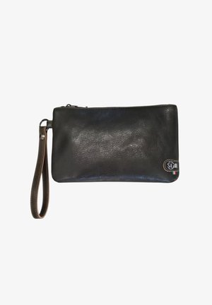Clutch da polso in pelle nera con chiusura a cerniera e tracolla marrone, caratterizzato da una piccola toppa con logo cucita nei colori della bandiera italiana.