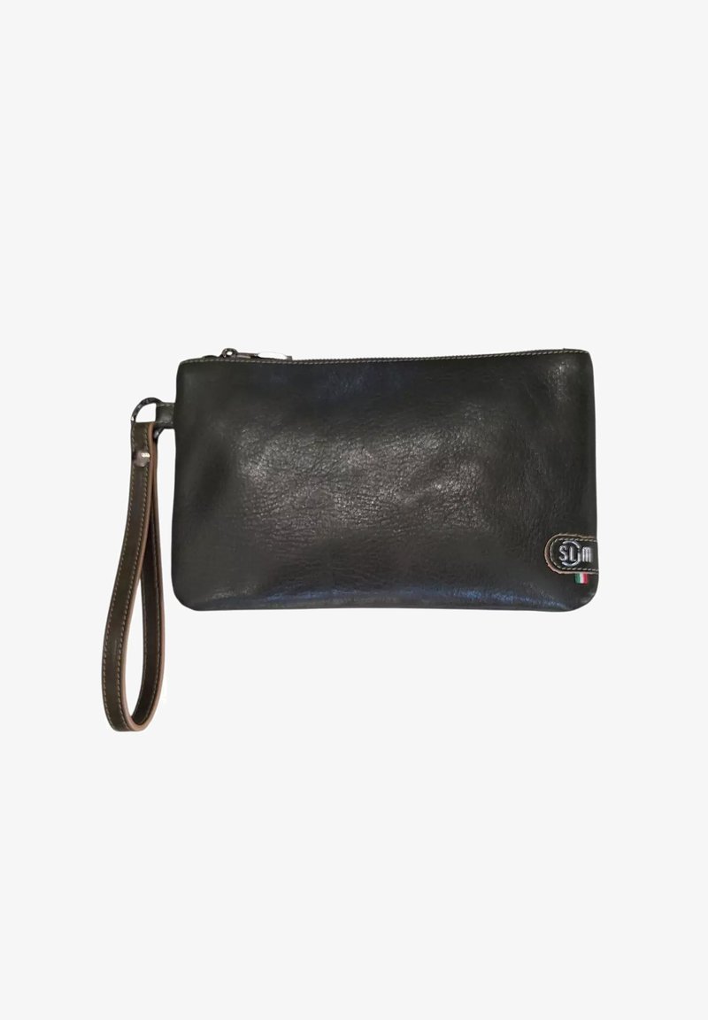 Clutch da polso in pelle nera con chiusura a cerniera e tracolla marrone, caratterizzato da una piccola toppa con logo cucita nei colori della bandiera italiana.