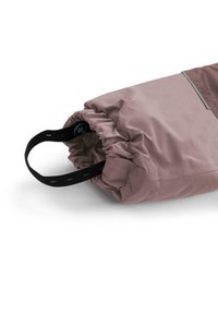 Kompressionsbeutel aus leichtem pinken Stoff mit gerafftem Oberteil, ausgestattet mit einem schwarzen Tragegurt und einer glatten Textur. Grauer Akzent in der Mitte.