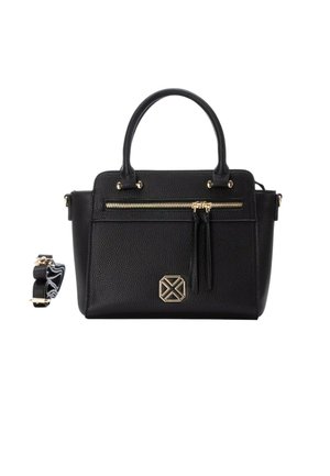 Borsa nera texturizzata con zip dorata, due manici, emblema decorativo dorato e tracolla staccabile accanto.
