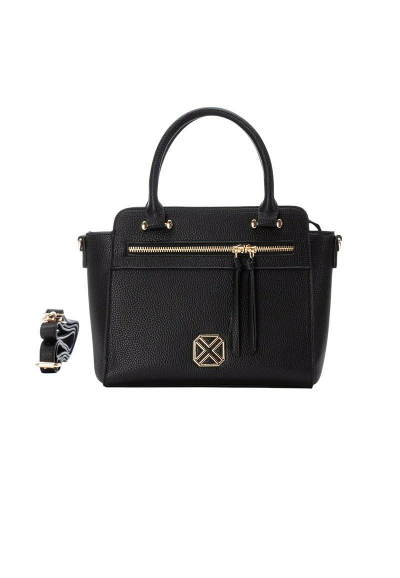 Borsa a mano in pelle nera con finitura testurizzata, accessori in oro, tasca con zip frontale e tracolla staccabile. Dettaglio logo quadrato sul davanti.