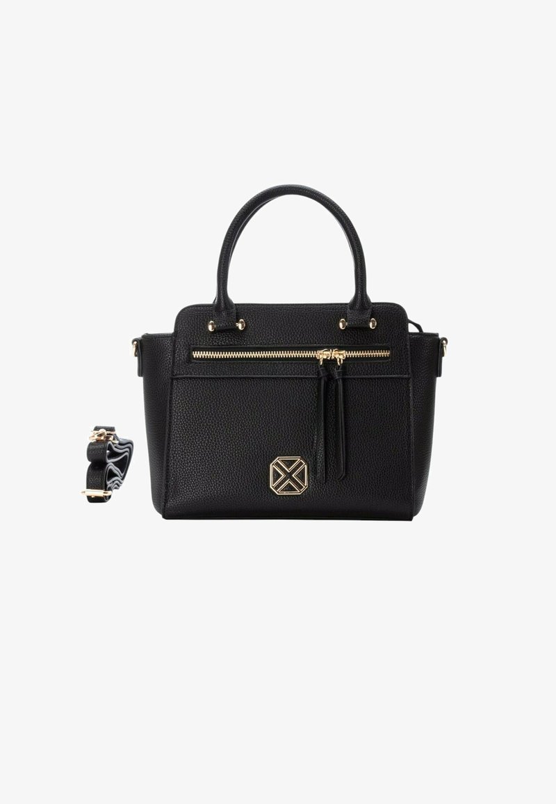 Borsa a mano in pelle nera con finitura testurizzata, accessori in oro, tasca con zip frontale e tracolla staccabile. Dettaglio logo quadrato sul davanti.