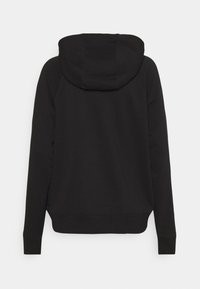 Schwarzer Kapuzenpullover mit langen Ärmeln, von hinten gesehen, mit Kapuze, gerippten Bündchen und einem leicht geschwungenen Saum vor einfachem Hintergrund.