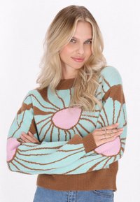 Maglione lavorato a maglia blu chiaro e marrone con motivi floreali rosa, maniche lunghe e polsini a coste. Presenta un collo a giro e una vestibilità rilassata.