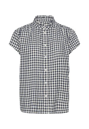 Blusa de manga corta con botones, estampado de cuadros vichy en blanco y negro y cuello alto con volantes sobre fondo blanco.