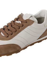 Sneaker mit einem Obermaterial aus weißem Leder, braunen Wildlederakzenten und braunen Schnürsenkeln. Verfügt über eine strukturierte Sole und ein dezentes gestreiftes Design an den Seiten.